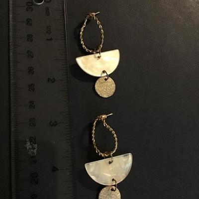 Kendra Scott Ndot Abalone White Shell & Hammerhead gold dangle earrings