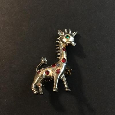 Cute giraffe brooch pin