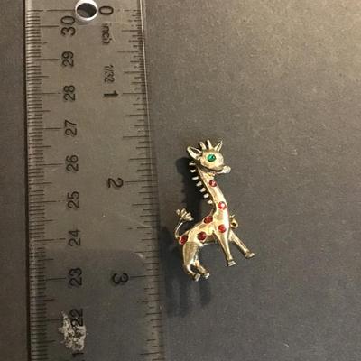 Cute giraffe brooch pin