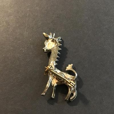 Cute giraffe brooch pin