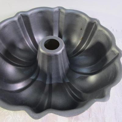 Sale Photo Thumbnail #240: One pan is 8"x 6" the other is 8" x 8", bundt pan is 9-1/2 in diameter