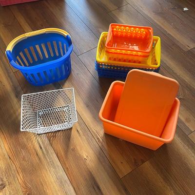 Large Selection of Storage Containers (M-BC)