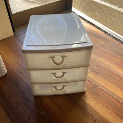 Large Selection of Storage Containers (M-BC)