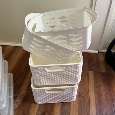 Large Selection of Storage Containers (M-BC)