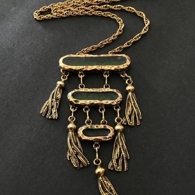 Beautiful vintage, green stain, glass waterfall necklace, gold tone, vintage