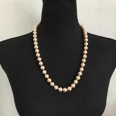 Beautiful vintage very nice champagne faux pearl necklace very nice quality excellent condition