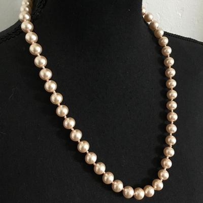 Beautiful vintage very nice champagne faux pearl necklace very nice quality excellent condition