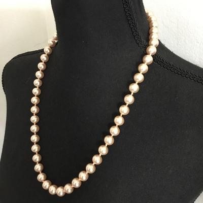 Beautiful vintage very nice champagne faux pearl necklace very nice quality excellent condition