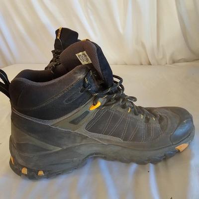 Two Pair Salomon Size 9 Hiking Boots (LR-JS)