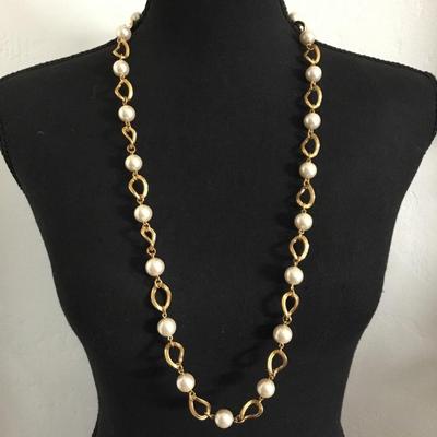 Beautiful, vintage, faux pearl gold tone, Napier necklace