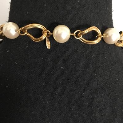 Beautiful, vintage, faux pearl gold tone, Napier necklace