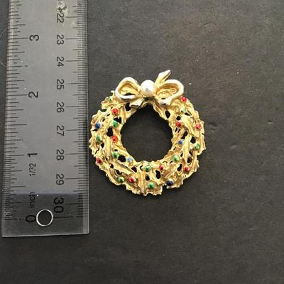 Sale Photo Thumbnail #141: Vintage Christmas wreath brooch. Please see attached photos.