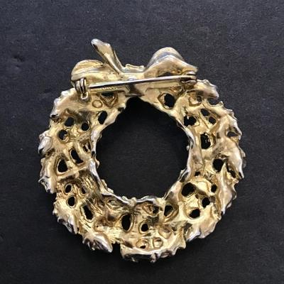 Sale Photo Thumbnail #142: Vintage Christmas wreath brooch. Please see attached photos.
