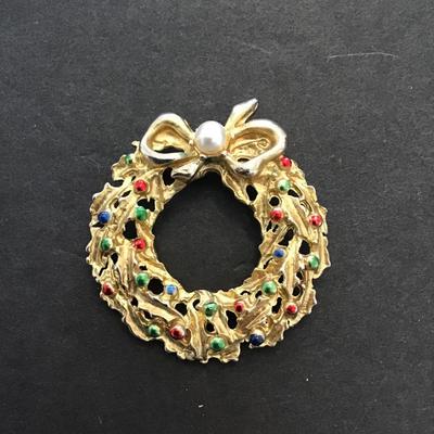 Sale Photo Thumbnail #140: Vintage Christmas wreath brooch. Please see attached photos.