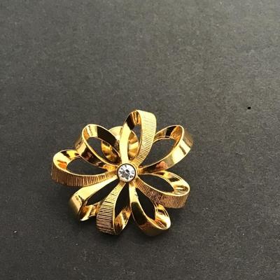 Sale Photo Thumbnail #77: Very nice Gold tone lapel pin please see attached photos