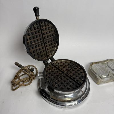 G949 Vintage Hotpoint Calrod Electric Waffle Iron & Shell Mold