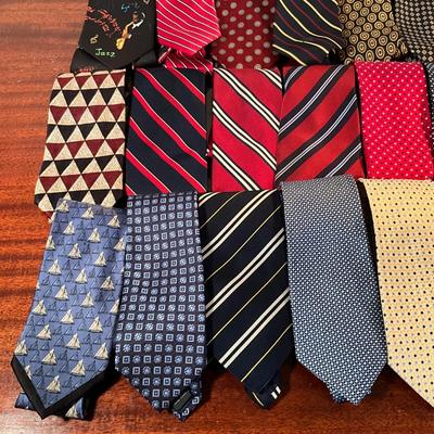 1015 Fantastic LOT of Mens Designer Silk Ties
