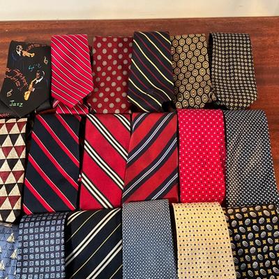1015 Fantastic LOT of Mens Designer Silk Ties