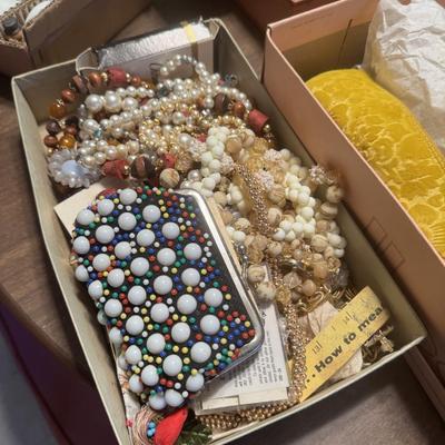 Ladies Vintage Vanity Lot 431