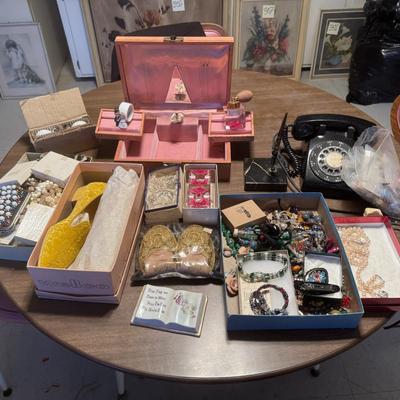 Ladies Vintage Vanity Lot 431