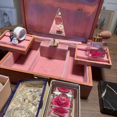 Ladies Vintage Vanity Lot 431