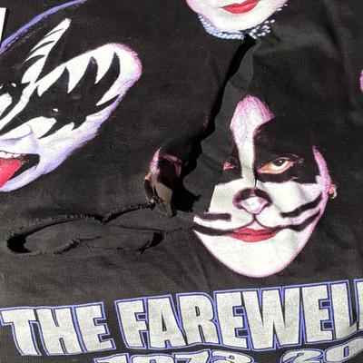 Kiss T Shirt Has A hole see pictures