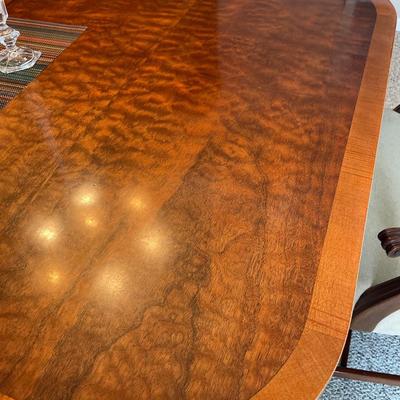 Beautiful dining room table and 6 chairs by Hickory