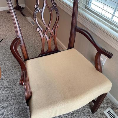 Beautiful dining room table and 6 chairs by Hickory