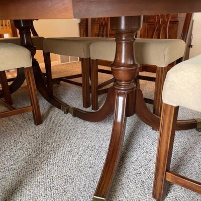Beautiful dining room table and 6 chairs by Hickory