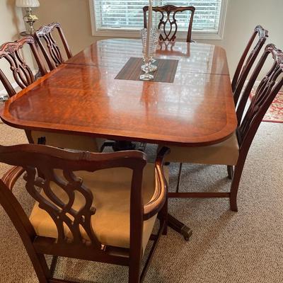 Beautiful dining room table and 6 chairs by Hickory