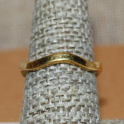 Size 8 Marked "MONET" Gold Tone Infinity "WAVE" RING (2.6g)