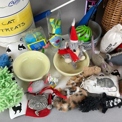 1030 Large LOT of Misc. Cat Toys
