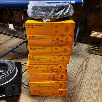 Z1086 Kodak Carousel 4400 Projector with Screen & Slide Trays