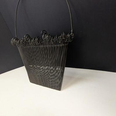 Metal Twirly Wire Iron Wall Pocket Garden Fence Basket With Handle
