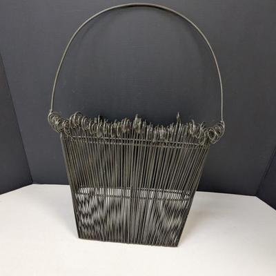 Metal Twirly Wire Iron Wall Pocket Garden Fence Basket With Handle