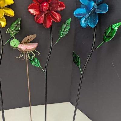 Spinning Metal Flowers & Plastic Flower Bunch