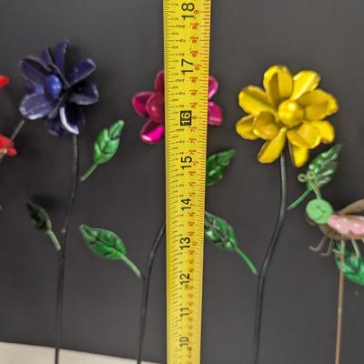 Spinning Metal Flowers & Plastic Flower Bunch