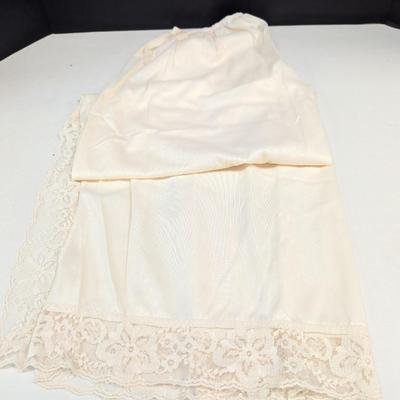 Several Pieces Of Vintage Ladies Lingerie #4