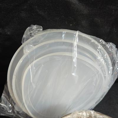 Tulip Thyme Stoneware dish set with matching metal nesting bowls