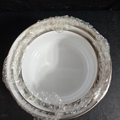 Tulip Thyme Stoneware dish set with matching metal nesting bowls