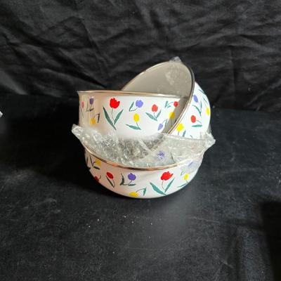 Tulip Thyme Stoneware dish set with matching metal nesting bowls