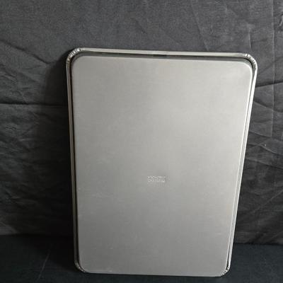 Two glass pyrex cake pans, two new glass Pyrex bread loaf pans and a nice cookie sheet