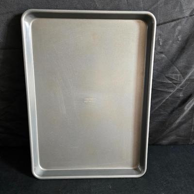 Two glass pyrex cake pans, two new glass Pyrex bread loaf pans and a nice cookie sheet