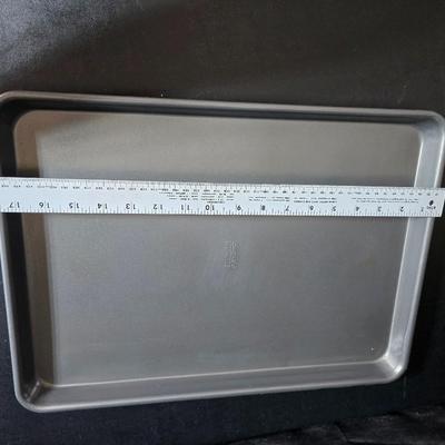 Two glass pyrex cake pans, two new glass Pyrex bread loaf pans and a nice cookie sheet