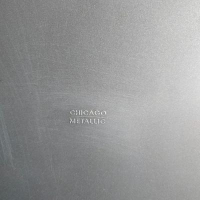 Two glass pyrex cake pans, two new glass Pyrex bread loaf pans and a nice cookie sheet