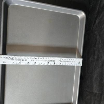 Two glass pyrex cake pans, two new glass Pyrex bread loaf pans and a nice cookie sheet