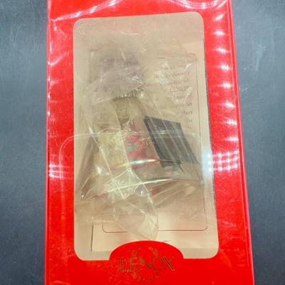 Sale Photo Thumbnail #452: Approx. 4” tall, tested, plays “Dance of the Sugarplum Fairies”.