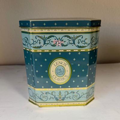 Sale Photo Thumbnail #480: In like-new condition with original box and tin.