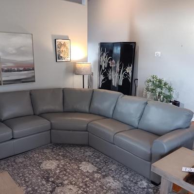 GORGEOUS GRAY ITALIAN LEATHER SECTIONAL SOFA WITH A HIDE A BED *like new*