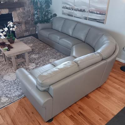 GORGEOUS GRAY ITALIAN LEATHER SECTIONAL SOFA WITH A HIDE A BED *like new*